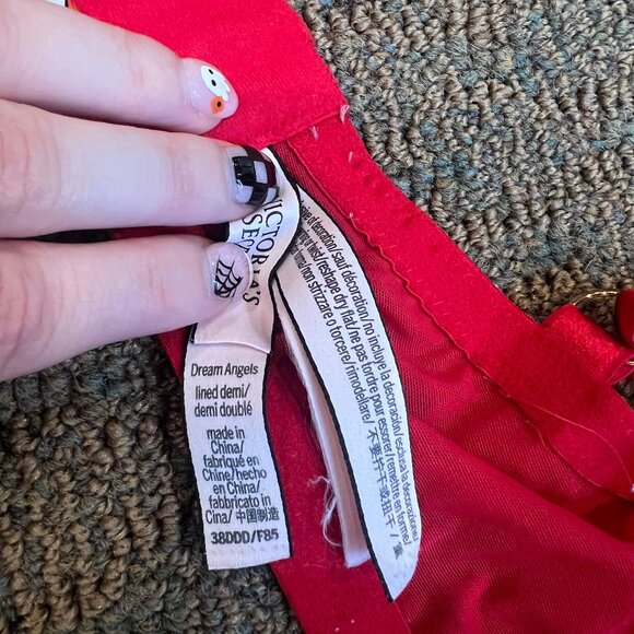 Red Bra - Picture 5 of 9